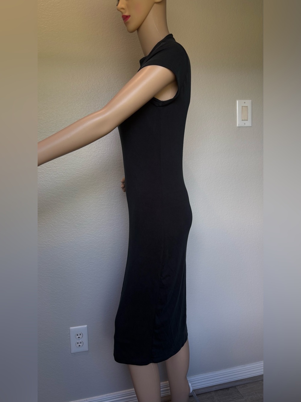 Ladies' Black Cap-Sleeve Midi Dress — Sleek Everyday Staple - Picture 4 of 11